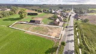 <span><span>Langs de Provinciebaan in Koekelare bevindt zich deze <strong>ruime en veelzijdige eigendom op een perceel van maar liefst 2.030 m²</strong>.<br />De eigendom omvat twee bestaande woningen en vergunde loodsen en biedt tal van mogelijkheden voor wie op zoek is naar een ruime woonomgeving, renovatieproject of eigendom met toekomstperspectief.<br />De landelijke ligging zorgt voor <strong>rust, ruimte en mooie open zichten over het omliggende landschap</strong>, terwijl de Provinciebaan garant staat voor een vlotte bereikbaarheid. Koekelare, Diksmuide en Torhout zijn gemakkelijk bereikbaar en ook winkels, scholen, horeca en andere dagelijkse voorzieningen bevinden zich op korte rijafstand.<br /><br /><strong>Een eigendom met ruimte én toekomstperspectief</strong><br /><br />De bestaande woningen kunnen <strong>gerenoveerd en gemoderniseerd</strong> worden, waardoor een ruime woonoplossing kan worden gecreëerd met behoud van de bestaande structuur en de landelijke omgeving.<br />Daarnaast biedt de eigendom, volgens voorafgaand overleg met de stedenbouwkundige dienst, <strong>bijzondere ontwikkelingsmogelijkheden</strong>. Rekening houdend met de bestaande vergunde loodsen werd bevestigd dat een afwijking op de gebruikelijke voorschriften mogelijk is. Mits het bekomen van de nodige omgevingsvergunningen bestaat hierdoor de mogelijkheid om <strong>twee halfopen nieuwbouwwoningen van maximaal 1.000 m³ per woning</strong> te realiseren of uiteraard is <strong>één villa</strong> ook mogelijk.<br /><br />Elke woning kan daarbij worden voorzien van een <strong>ruim woningbijgebouw</strong>, waarbij momenteel wordt gedacht aan bijgebouwen van circa <strong>160 m² en 215 m²</strong>. Dit biedt heel wat mogelijkheden voor bijvoorbeeld garages, hobbyruimtes, opslag of andere functies, afhankelijk van de uiteindelijke invulling en vergunning.<br /><br />Of u nu kiest voor <strong>renovatie van de bestaande woningen</strong>, een nieuwbouwproject of een andere ontwikkeling binnen de mogelijkheden van de geldende regelgeving: deze eigendom biedt een uitzonderlijke basis om uw woon- of vastgoedplannen te realiseren.<br /><br />Bovendien geldt er een <strong>vrijstelling van het oriënterend bodemonderzoek</strong>, wat een bijkomend voordeel vormt bij de verdere ontwikkeling van het perceel.<br /><br />EPC huis nummer 14: 20250630-0003636893-RES-1 - score: 840 kWh/m² jaar - label F<br />EPC huis nummer 16: 20250630-0003636924-RES-1 - score: 396 kWh/m² jaar - label D<br /><br /><em>Hebben we uw interesse gewekt? Wenst u meer info of een bezoek ter plaatse?<br />Aarzel dan niet en contacteer ons kantoor op het nummer 051 50 11 51 of mail naar info@diksimmo.be.</em></span></span>