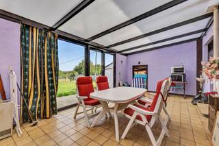 <p>In Roosdaal, op wandelafstand van winkels, scholen en openbaar vervoer, vindt u deze te renoveren woning met tuin en oprit, gelegen op een perceel van 468 m². Op het gelijkvloers vindt u een lichtrijke woonkamer van 30 m², een aparte eetkamer van 10 m² en een vernieuwde keuken van 10 m² Achteraan vinden we nog de gezellige veranda van 26 m², die uitgeeft op de tuin. De ruime garage van 38 m² biedt bijkomende bergruimte. Op de bovenverdieping treft u drie slaapkamers aan, met respectievelijke oppervlaktes van 12 m², 16,5 m² en 7 m², aangevuld met een badkamer van 8 m² met bad, toilet en enkele lavabo. Zolder en kelder aanwezig. Het EPC-label is E (474 kWh/m²), renovatieplicht. Rustig gelegen, maar toch nabij invalswegen richting onder meer Aalst, Ninove en Brussel. Stedenbouwkundige inlichten en maatregelenregister in aanvraag.</p>