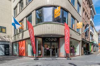 Ruim handelsgelijkvloers van 377 m² op toplocatie in het centrum van Halle!<br /><br />Op zoek naar een ruime handelsruimte op een uitstekende commerciële locatie? Dit strategisch gelegen handelsgelijkvloers van maar liefst 377 m² bevindt zich op de Beestenmarkt, in de belangrijkste winkelstraat van Halle. Dankzij de centrale ligging en de passage geniet het pand van een uitstekende zichtbaarheid.<br /><br />Het gelijkvloers is momenteel ingericht als winkelruimte en biedt dankzij de royale oppervlakte tal van mogelijkheden voor verschillende commerciële activiteiten. Naast de ruime en volledig ingerichte winkel beschikt het pand over een praktische stockageruimte, een afzonderlijke keukenruimte en sanitaire voorzieningen.<br /><br />De combinatie van de grote oppervlakte, functionele indeling en centrale ligging maakt dit handelspand bijzonder interessant voor ondernemers die op zoek zijn naar een commerciële ruimte in het hart van Halle.<br /><br />Indeling gelijkvloers (377 m²):<br /><br />- Ruime, volledig ingerichte winkelruimte<br />- Stockage<br />- Keukenruimte<br />- Sanitaire voorzieningen<br /><br />Een interessante opportuniteit voor wie zijn handelszaak wil vestigen op een strategische en goed zichtbare locatie in het commerciële centrum van Halle.