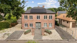 <h2><span>Ruime, instapklare villa met zwembad in rustige doodlopende straat</span></h2><p><span>In een rustige en groene woonomgeving, aan het einde van een doodlopende straat in Oostmalle, bevindt zich deze ruime en uitstekend onderhouden open bebouwing op een perceel van ca. </span><span>800 m²</span><span>. Met een bewoonbare oppervlakte van ca. </span><span>245 m²</span><span>, vier slaapkamers, een verwarmd zwembad en een bijzonder veelzijdige indeling biedt deze woning heel wat wooncomfort en privacy.</span></p><p><span>Bij het betreden van de woning komen we binnen in een ruime inkomhal met rechtstreekse toegang tot de leefruimtes. Een bijzondere troef is de aanwezigheid van </span><span>twee afzonderlijke leefruimtes</span><span>, waardoor de woning zich uitstekend leent voor een groot gezin, thuiswerk of de combinatie wonen en vrij beroep.</span></p><p><span>De vernieuwde en volledig uitgeruste leefkeuken vormt het hart van de woning en sluit mooi aan op de lichtrijke veranda. Dankzij de grote glaspartijen geniet u hier volop van het zicht op de verzorgde, volledig omheinde tuin en het zwembad.</span></p><p><span>Verder vinden we op het gelijkvloers een praktische wasplaats/berging, een afzonderlijke bureauruimte en een ruime inpandige garage.</span></p><p><span>Op de eerste verdieping bevinden zich </span><span>vier volwaardige slaapkamers</span><span> en een verzorgde badkamer voorzien van zowel ligbad als douche. De vloeren op deze verdieping werden recent vernieuwd. Een afzonderlijk toilet vervolledigt deze verdieping. Daarnaast beschikt de woning over een zolder die bijkomende bergruimte en verdere mogelijkheden biedt.</span></p><p><span>Ook buiten is het bijzonder aangenaam vertoeven. De afgesloten tuin biedt veel privacy en beschikt over een </span><span>verwarmd zwembad</span><span>, ideaal om tijdens de warmere maanden volop van het buitenleven te genieten.</span></p><p><span>Ook op energetisch vlak werd verder geïnvesteerd. Het bestaande EPC bedraagt </span><span>191 kWh/m²</span><span>, maar dateert van vóór de meest recente energetische verbeteringen. Sindsdien werden door de huidige eigenaars </span><span>bijkomende zonnepanelen en thuisbatterijen</span><span> geplaatst. Hierdoor is de woning vandaag energetisch verder geoptimaliseerd en kan het actuele energieprestatieniveau gunstiger zijn dan het bestaande EPC doet vermoeden.</span></p><p><span>Verder beschikt de woning onder meer over dubbele beglazing, centrale verwarming, vloerverwarming en rolluiken. De woning is bovendien asbestveilig.</span></p><h3><span>Troeven</span></h3><ul><li><span>Zeer rustige ligging in een </span><span>doodlopende straat</span></li><li><span>Open bebouwing op ca. </span><span>800 m²</span></li><li><span>Ca. </span><span>245 m² bewoonbare oppervlakte</span></li><li><span>4 ruime slaapkamers</span></li><li><span>Twee afzonderlijke leefruimtes</span></li><li><span>Vernieuwde leefkeuken</span></li><li><span>Lichtrijke veranda met zicht op de tuin</span></li><li><span>Recent vernieuwde vloeren op de verdieping</span></li><li><span>Verwarmd zwembad</span></li><li><span>Volledig omheinde tuin met veel privacy</span></li><li><span>Garage, bureau, wasplaats/berging en zolder</span></li><li><span>Zonnepanelen aangevuld met </span><span>extra zonnepanelen en thuisbatterijen</span></li><li><span>Bestaand EPC van 191 kWh/m², opgemaakt vóór de recentste energetische investeringen</span></li><li><span>Vloerverwarming en rolluiken</span></li><li><span>Asbestveilige woning</span></li><li><span>Geen renovatieverplichting volgens het bestaande EPC</span></li><li><span>P-score A en G-score A</span></li></ul><p><span>Een ruime en verzorgde gezinswoning waar </span><span>rust, ruimte, energiezuinigheid en buitenleven</span><span> mooi samenkomen, op korte afstand van het centrum van Oostmalle.</span></p>