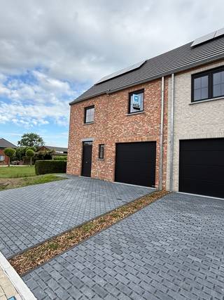 Hectaar bouwt twee halfopen woningen in Wingene. Deze zijn uitgerust met een lucht-water warmtepomp, wat resulteert in een aanzienlijk lagere energierekening en een duurzame woonomgeving. <br />De woningen worden gebouwd op een perceel van 6a13ca (lot 01) en 5a44ca (lot 02) en bieden een bewoonbare oppervlakte van 154,36m². Dankzij de doordachte indeling, grote ruimtes en lichtrijke leefomgeving geniet u hier van maximaal wooncomfort. <br /><br /><strong>Extra troeven van de woningen:</strong>
<ul>
	<li>Op een steenworp van het centrum</li>
	<li>Vloerverwarming in combinatie met lucht-water warmtepomp</li>
	<li>3 volwaardige slaapkamers</li>
	<li>Inpandige garage voorzien met een elektrische garagepoort</li>
	<li>Ruime percelen voorzien van omheining en een volledig aangelegde tuin (oprit, terras, gras)</li>
	<li>Laminaat in de nachthal en slaapkamers</li>
</ul>
Graag meer informatie?<br />Neem contact met ons op voor meer informatie of plan een afspraak in voor een bezichtiging. 