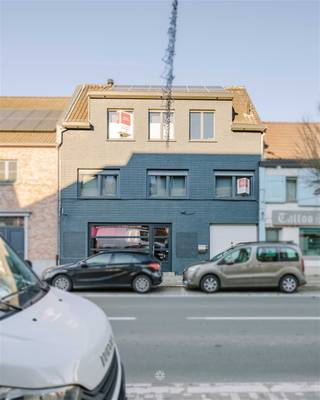 <p><span>DESTELBERGEN - Ruime woonst met polyvalente (handels)ruimtes - ideaal voor cohousing of combinatie wonen/werken</span></p><p><span>In hartje Destelbergen bevindt zich dit veelzijdig pand met tal van mogelijkheden. <br />Dankzij de ruime indeling, meerdere leef- en werkruimtes en de aparte zones binnen het gebouw, leent deze eigendom zich uitstekend voor cohousing of een combinatie van wonen en werken. </span></p><p><span>Enkele troeven op een rij:</span></p><ul><li><span>Gelegen in de bruisende winkelstraat van Destelbergen, vlakbij de op- en afrit van de R4</span></li><li><span>Uiterst goede zichtbaarheid en centrale ligging</span></li><li><span>Tal van mogelijkheden dankzij de grote en polyvalente ruimtes</span></li><li><span>Ideaal voor cohousing of zelfstandig beroep</span></li><li><span>Instapklaar, lichtrijk duplexappartement met ruim en zonnig terras</span></li><li><span>Energiezuinig (EPC: 244 kWh/m²) en voorzien van zonnepanelen </span></li></ul><p><span>De indeling gaat als volgt:<br />Gelijkvloers: </span><span><br />Ruime polyvalente (handels)ruimte met keuken, apart toilet, opslagruimte en bureel. Deze verdieping biedt tal van mogelijkheden en kan perfect ingericht worden als atelier of extra woonruimte. </span></p><p><span>1ste verdieping: </span><span><br />Grote open ruimte die flexibel kan worden ingevuld als extra woonruimte, hobbyruimte, kantoor of gemeenschappelijke ruimte. Daarnaast bevinden zich op dit niveau 3 volwaardige slaapkamers. </span></p><p><span>2de verdieping:<br /></span><span>Gezellige leefruimte met veel lichtinval en een uiterst moderne, volledig uitgeruste keuken. Vanuit de leefruimte heeft u toegang tot een groot zonneterras. Daarnaast is er  een moderne badkamer en een aparte wasplaats aanwezig. </span></p><p><span>Belangrijk:<br /></span><span>EPC: 244 kWh/m²<br />Richtprijs: 595.000 euro</span></p><p><span>Mogelijkheid tot cohousing of alternatieve woonvormen mits aanvraag en goedkeuring door de bevoegde instanties/stedenbouwkundige dienst.</span></p><p><span> </span></p><p><span> </span></p><p><span> </span></p><p><span> </span></p>