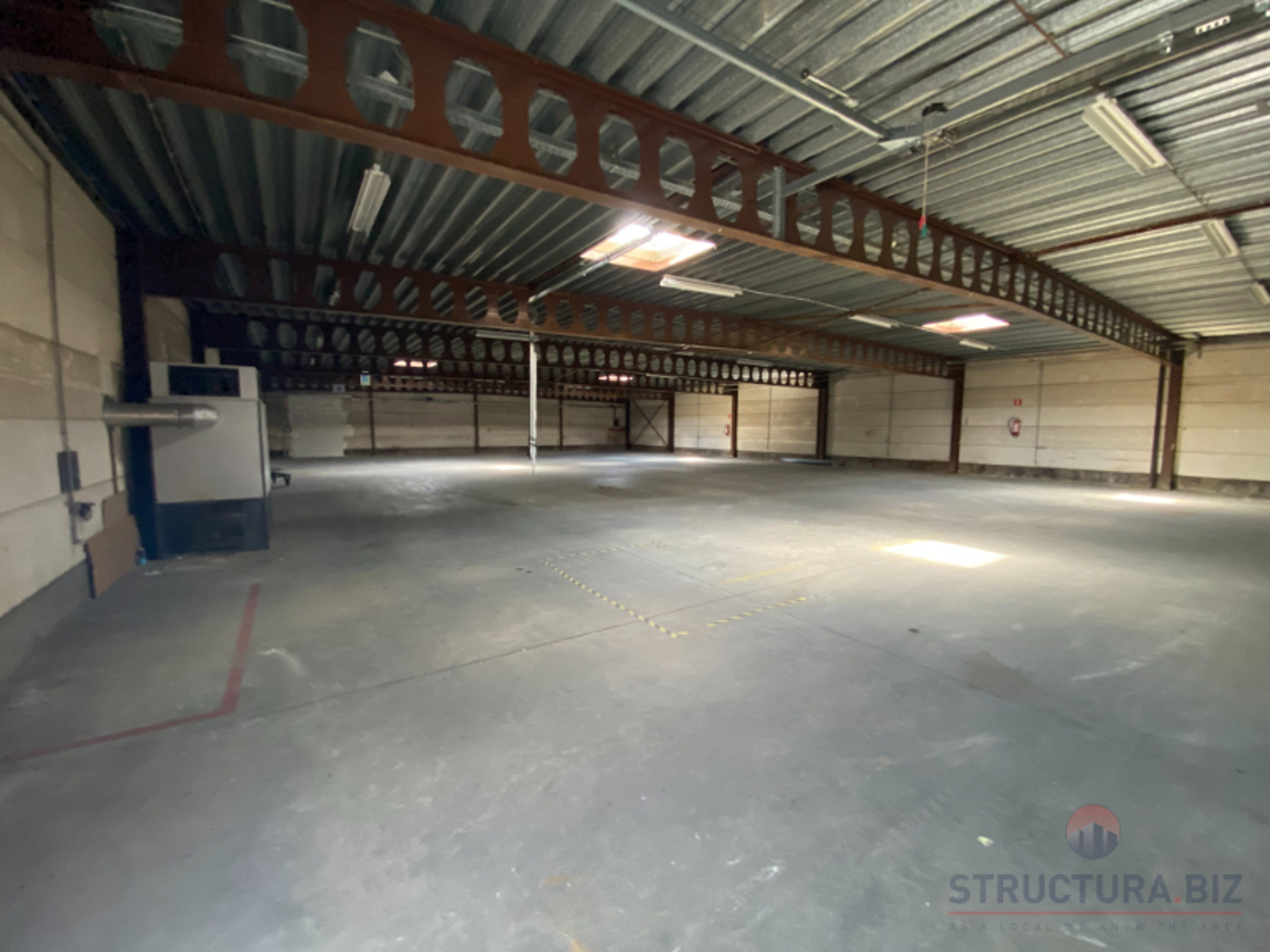 600 m² magazijn met atelier- en kantoorruimte vlakbij E40 te huur! - foto 2