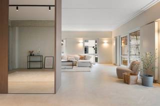 <div>
<div>
<div>
<p>Op de eerste verdieping van dit rustig gelegen gebouw met tuin kan u deze modernistische loft met een stijlvolle industriële uitstraling terugvinden. Zodra u binnenkomt, valt meteen op hoe licht en ruim de woning is, dankzij de grote raampartijen die zorgen voor een overvloed aan natuurlijk daglicht. Op maat gemaakte kasten en designdeuren versterken de verfijnde uitstraling van het geheel. De indeling is slim en praktisch ontworpen. Vanuit de inkomhal kom je in de ruime woonkamer met eetkamer en open keuken. Deze keuken is een echte eyecatcher, uitgerust met werkbladen van natuursteen, op maat gemaakte kasten in fineerhout en hoogwaardige AEG-toestellen. De ruime woonkamer en de masterbedroom worden stijlvol gescheiden door een imposante kastenwand, die zowel openheid als rust creëert. Vanuit de woonkamer heb je toegang tot beide terrassen, waardoor binnen- en buitenleven moeiteloos in elkaar overlopen. De masterbedroom biedt extra comfort met een eigen dressing en een ensuite badkamer, voorzien van een designbad, een elegant lavabomeubel, een praktische wasplaats met ingemaakte kasten en een apart toilet. De wasplaats heeft bovendien directe toegang tot de keuken, wat zorgt voor extra gebruiksgemak. Daarnaast is er een tweede slaapkamer, perfect geschikt als bureau. Aangrenzend bevindt zich de tweede badkamer, uitgerust met een inloopdouche, een strak lavabomeubel en een toilet. Deze loft biedt verder zicht op de aangelegde gemeenschappelijke tuin, wat zorgt voor wat groen in het midden van de stad. Tot slot is er de mogelijkheid om twee inpandige autostaanplaatsen aan te kopen voor 45.000 euro per stuk.<br /><br /><span>Gelegen in een rustige wijk te Antwerpen, op korte afstand van het bruisende stadscentrum en het hippe Eilandje. De locatie biedt de perfecte balans tussen stadsleven en rust, met winkels, cafés en restaurants in de nabije omgeving. Het centraal station is vlot bereikbaar, evenals belangrijke verkeerswegen. Ook parken en groenruimtes liggen dichtbij, ideaal voor ontspanning.</span></p>
</div>
</div>
</div>
<div>
<div></div>
</div>