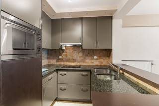 Res. Borana<br />Instapklaar appartement met 2 slaapkamers gelegen in het centrum van Knokke. <br />Indeling: lichtrijke woonkamer met parket, open volledige ingerichte keuken voorzien van voldoende kastruimte, vestiaire en gastentoilet, badkamer met Ligbad, dubbele lavabo, een eerste slaapkamer die uitgeeft op het zongerichte terras achteraan, een tweede slaapkamer met aanpalend een douchekamer met inloopdouche en lavabo, berging. <br />op -1 is nog een privé kelder. <br />Het appartement is momenteel verhuurd op lange termijn aan zeer correcte huurders. <br />Voor meer info, aarzel dan zeker niet om contact op te nemen. <br />Ref. A1057<br />