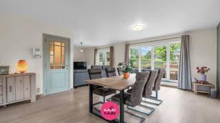In het landelijke Hees, een rustige deelgemeente van Bilzen-Hoeselt, vind je dit uitzonderlijk ruime duplexappartement met drie royale slaapkamers, een privatief terras en een garage. Met circa 161 m² bewoonbare oppervlakte geniet je hier van uitzonderlijk veel ruimte, verdeeld over twee volwaardige verdiepingen.<br /><br />De ligging combineert rust en een landelijk karakter met een vlotte bereikbaarheid. Maastricht ligt vlakbij en ook scholen, supermarkten en de centra van Bilzen, Riemst en Tongeren zijn goed bereikbaar.<br /><br />De indeling is als volgt:<br /><br />Op de eerste verdieping kom je binnen in de ruime en lichtrijke leefruimte. De open indeling biedt volop plaats voor een gezellige zithoek, een grote eettafel en een bijkomende ontbijthoek. Dankzij de verschillende raampartijen en deuren naar buiten valt er veel natuurlijk licht binnen.<br /><br />De aansluitende keuken is praktisch ingericht en grenst aan een ruime, afzonderlijke wasplaats. Op deze verdieping vind je bovendien een apart gastentoilet. Vanuit de leefruimte heb je toegang tot het privatieve terras, waar je in alle rust buiten kunt zitten.<br /><br />Via de trap bereik je de tweede verdieping. Hier bevinden zich drie volwaardige slaapkamers van circa 15 m², 23 m² en 26 m². De kamers bieden stuk voor stuk voldoende plaats voor een tweepersoonsbed, kasten en eventueel een bureau- of werkhoek.<br /><br />De ruime badkamer van circa 11 m² is uitgerust met een dubbele wastafel, een douche en een ligbad. Ook op deze verdieping is er een afzonderlijk toilet aanwezig.<br /><br />De inbegrepen garage maakt het geheel compleet en biedt zowel een eigen parkeerplaats als bijkomende bergruimte.<br /><br />De belangrijkste troeven:<br /><br />- Ruim duplexappartement in kleinschalige residentie met slechts twee wooneenheden<br />- Drie ruime slaapkamers en twee afzonderlijke toiletten<br />- Privatief terras en inbegrepen garage<br />- EPC-label B: 176 kWh/(m² jaar)<br />- Landelijke ligging vlakbij Maastricht en omliggende centra<br /><br />Zoek je een instapklaar duplexappartement met veel ruimte, drie volwaardige slaapkamers, een terras en een eigen garage?<br /><br />Neem contact op met Immofair via 089 390 990 of info@immofair.be en