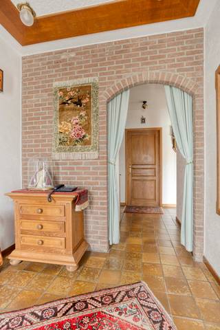 Bij het betreden van de woning komen we binnen in de inkomhal, vanwaar we toegang hebben tot de ruime leef- en eetruimte. Deze ruimte is voorzien...