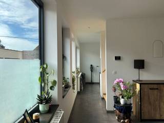 Prachtig nieuwbouw duplex appartement met ideale ligging, vlakbij markt Lede. Indeling 1ste verdieping: vestiaire, apart toilet, mooie woonkamer met veel lichtinval, grote volledig ingerichte keuken en terras. Op de 2e verdieping bevinden zich 2 slaapkamers, badkamer en toilet. Autostaanplaats, fietsenstalling en wasruimte in grote garage. Hoge afwerkingsgraad / CV op aardgas. Graag een bezoekje? mail ons op info@cornelis-goeman.be- 052 52 80 80