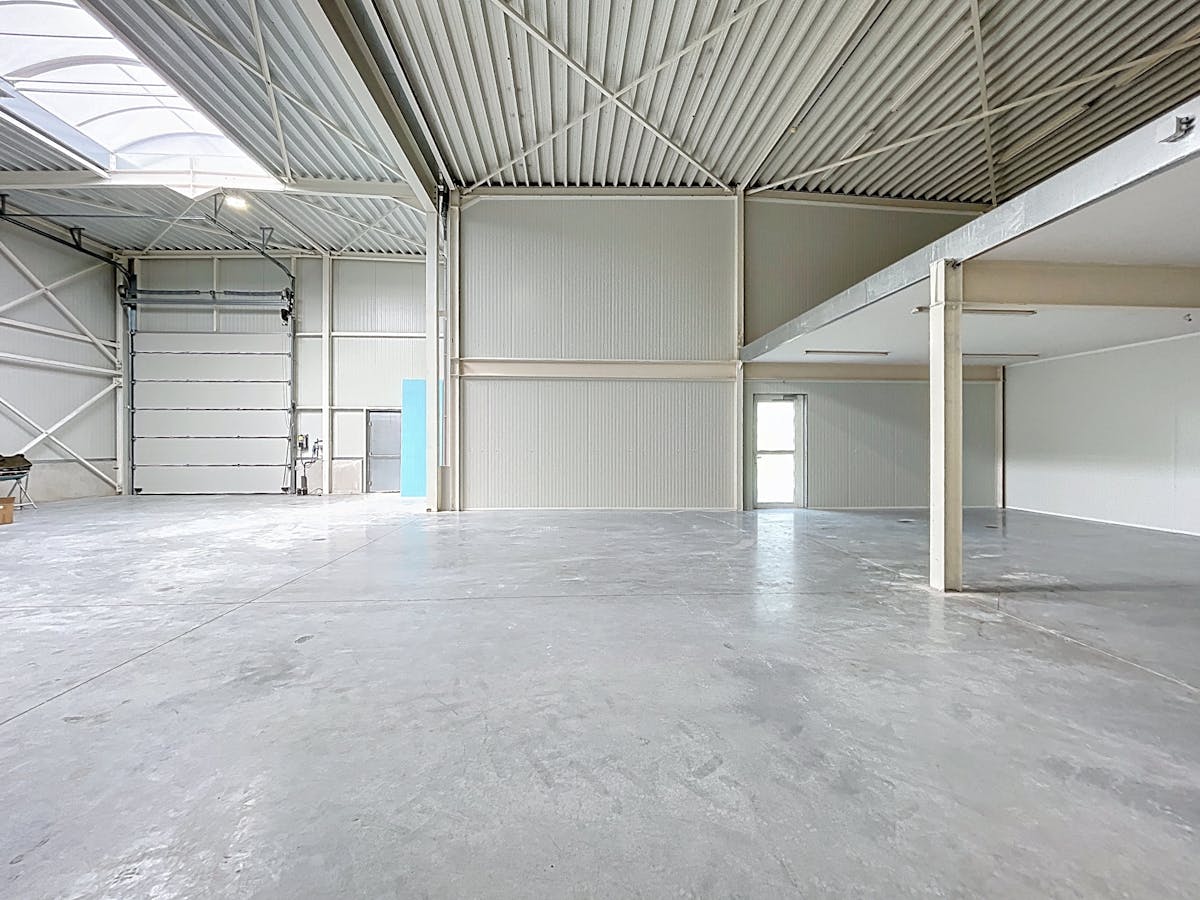Magazijn (ca. 355 m²) met kantoor (ca. 444 m²) te huur Lokeren - foto 4