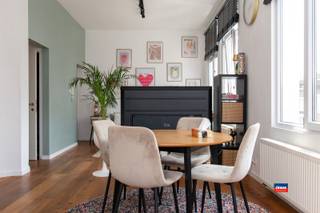 <p><span>WILRIJK | INSTAPKLAAR HOEKAPPARTEMENT MET TWEE SLAAPKAMERS GELEGEN OP DE EERSTE VERDIEPING VAN EEN KLEIN GEBOUW ZONDER LIFT | EPC B |</span></p><p><span>Indeling als volgt: inkomhal - woonkamer op parket met moderne, geïnstalleerde open keuken - apart toilet - badkamer met douche en lavabomeubel - 2 slaapkamers.</span></p><p><span>Prima afwerking en conforme elektriciteit.</span></p><p><span>Gemeenschappelijke kosten bedragen </span><span>jaarlijks</span><span> 335 euro (blokpolis)</span></p><p><span>Alle nutsvoorziening zijn individueel. Fietsenstalling op het gelijkvloers.</span></p><p><span>Centrale ligging in de onmiddellijke omgeving van winkels, scholen en openbaar vervoer.</span></p>