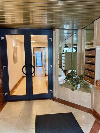 TE HUUR – GENT. Dit uitzonderlijke appartement van 188 m² op de derde verdieping combineert ruimte, licht en comfort op een unieke locatie aan...