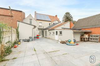 For sale: move-in-ready and charming family home with double garage, solar panels and large garden in Ooigem.Centrally located near the centre of...