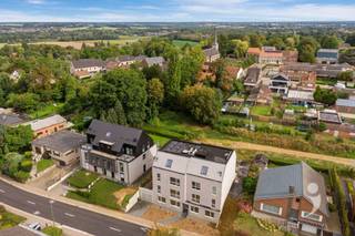 <p><span>Knap appartement (88m²) met 1 slaapkamer.</span></p><p><span>Het appartement is bereikbaar met de lift. We komen het appartement binnen in een ruime inkomhal met ruimte voor vestiairekast, gastentoilet en een handige bergruimte.</span></p><p><span>Achteraan in het appartement bevindt zich de open leefruimte met kwalitatieve keuken (34 m²). Deze geeft directe toegang tot het zonnige terras. Hier geniet u van de middag- en avondzon en een rustig en groen uitzicht.</span></p><p><span>De slaapkamer is praktisch ingedeeld en heeft een ensuite badkamer.</span></p><p><span>Bij dit appartement zijn 2 staanplaatsen voorzien.</span></p><p><span> </span></p><p><span>Nieuwbouwverkoop onder BTW-stelsel (6% BTW mogelijk). Direct beschikbaar.</span></p><p><span> </span></p><p><span>Interesse? Contacteer ons via 016 15 31 15 of <span>info@immolivit.be</span></span><span> </span></p><p><span> </span></p><p><span> </span></p><p><span> </span></p>