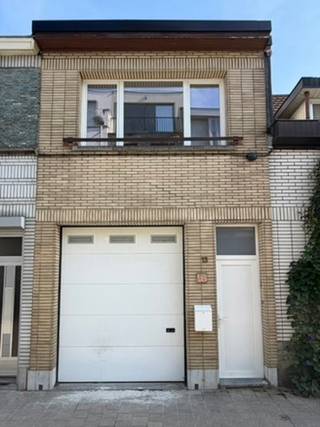 Op zoek naar jouw nieuwe thuis? In de Demerstraat in Antwerpen vind je deze volledig gerenoveerde woning met twee slaapkamers. De authentieke elementen geven het huis een eigen karakter en zorgen voor een gezellige sfeer.<br />Op het gelijkvloers bevinden zich naast de garage ook de badkamer, eet- en leefruimte alsook de keuken. Deze laatste staat in rechtstreekse verbinding met de tuin. Van een gezellig diner binnen tot een lange zomeravond aan tafel buiten: hier geniet je op jouw manier! Mooi meegenomen: de eigenaars staan ervoor open om de tuin in overleg met de nieuwe huurders op te knappen, rekening houdend met hun wensen.<br /><br />Via de authentieke trap kom je op de eerste verdieping waar zich een grote en kleinere slaapkamer bevinden. De kamers genieten door de grote ramen van veel natuurlijk licht.<br />Een eigen garage en een extra berging in de tuin zorgen bovendien voor praktische opbergruimte en een plek voor je wagen.<br />Je woont hier in een leuke buurt in volle ontwikkeling, waar de afgelopen jaren volop werd geïnvesteerd. Het Antwerpse centrum ligt op een boogscheut: ideaal om ook van het stadsleven te genieten!<br /><br />- Huurprijs: 1250 EUR/maand<br />- Kosten plaatsbeschrijving: 50/50 huurder en verhuurder<br />- Kosten water, gas en elektriciteit apart<br />- Huurcontract 1 jaar (met mogelijkheid tot verlenging)<br />- Huurwaarborg = 3 maanden<br /><br />Interesse? Plan gerust een bezoek in via volgende link: https://jamar.immo/te-huur/gerenoveerde-woning-met-tuin-en-garage/<br />Zie jij jezelf hier al wonen? Maak snel een afspraak via britt@jamar.immo of 0487/93.35.43 en kom ontdekken!