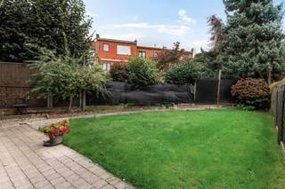 Dit verzorgde gelijkvloersappartement combineert een aangename indeling met een zonnige tuin en het praktische comfort van een garage met staanplaats ervoor. <strong>Grimbert</strong> geniet van een rustige maar strategische ligging in Borsbeek, met winkels en dagelijkse voorzieningen vlot binnen bereik. Ook <strong>Fort 3</strong> ligt nabij en biedt een groene omgeving voor wandelen en ontspanning, terwijl de nabijheid van de R11 en het openbaar vervoer voor een vlotte verbinding richting Antwerpen en omliggende gemeenten zorgt.<br /><br /><strong>Indeling</strong><br />Via de verzorgde gemeenschappelijke inkomhal bereikt u het appartement.<br />Achteraan bevindt zich het leefgedeelte, waar eetruimte, woonkamer en open keuken mooi met elkaar in verbinding staan. De natuurlijke lichtinval en het zicht op de tuin zorgen hier voor een aangename, rustige woonbeleving.<br /><br />Vanuit de leefruimte bereikt u de <strong>zonnige tuin</strong>, die een fijne verlenging vormt van het interieur. Aansluitend bevindt zich een praktische tuinberging.<br />Verder beschikt het appartement over een ruime slaapkamer met <strong>ensuite dressing</strong> en een badkamer met douche in bad, lavabomeubel en toilet. Een afzonderlijke berging met aansluitingen voor wasmachine en droogkast zorgt voor bijkomend praktisch comfort.<br /><br /><strong>Garage en buitenruimte</strong><br />Bij het appartement hoort een garage met <strong>eigen staanplaats ervoor</strong>. De garage is momenteel niet geschikt voor het stallen van een wagen, maar vormt wel een bijzonder handige en ruime fietsen- en bergplaats met rechtstreekse verbinding naar de tuin.<br /><strong>Beschikbaar mits inachtneming huurder.</strong><br /><br /><strong>Bijzonderheden</strong><br />Het <strong>gelijkvloerse karakter, de zonnige tuin, ruime slaapkamer met dressing, lage gemeenschappelijke kosten en de combinatie van een garage/berging met eigen staanplaats</strong> maken dit tot een comfortabel en praktisch appartement op een goed bereikbare locatie.