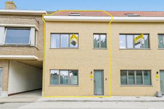 Deze instapklare rijwoning werd recent gerenoveerd en combineert hedendaags wooncomfort met een uitstekende energiezuinigheid. Op het gelijkvloers geniet u van een lichtrijke leefruimte met open, volledig uitgeruste keuken en een praktische wasberging. De bovenverdiepingen bieden drie slaapkamers en twee verzorgde badkamers, ideaal voor gezinnen of wie graag extra ruimte heeft. Dankzij de vloerverwarming op het gelijkvloers, de conforme elektriciteit, het ventilatiesysteem en de gunstige EPC-score bent u verzekerd van een comfortabele en zorgeloze woonervaring. Bovendien wordt de woning volledig gemeubeld verkocht, zodat u onmiddellijk kunt intrekken of verhuren.<br />EPC: 118 kWh/m² - UC: 3771551 ~ Vg, Wg, Gvkr, Gvv, Gmo ~ Ref. MI24381