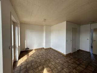 <p><span>Gezellig appartement met 1 slaapkamer, terras en kelderberging.</span><span> </span></p><p><span> </span></p><p><span>ALGEMEEN:</span></p><p><span>- appartement gelegen op de tweede verdieping (geen lift aanwezig).</span></p><p><span>- verwarming: aardgas.</span></p><p><span>- houten ramen met dubbele beglazing.</span></p><p><span>- geen gemeenschappelijke kosten.</span></p><p><span>- gelegen nabij het centrum.</span></p><p><span> </span></p><p><span>INDELING:</span></p><p><span> </span></p><p><span>- Leefruimte voorzien van een zithoek met open keuken.</span></p><p><span>- Keuken voorzien van spoelbak, keramische kookplaat en dampkap.</span></p><p><span>- </span><span>Slaapkamer met aansluitende dressing.</span></p><p><span>- Badkamer voorzien van aansluiting voor wasmachine, ligbad, wastafel en toilet.</span></p><p><span>- Terras.</span></p><p><span>- Berging.</span></p><p><span> </span></p><p><span>Vrij per 01/10/2026</span><span>.</span></p>