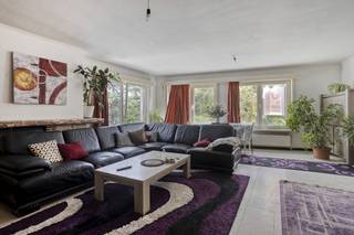 Spacious and energy-efficient apartment for sale in Ypres with 3 bedrooms and a garage with a sectional gate. Top location in the center of Ypres with a beautiful view of the Astrid Park! The apartment has a very favorable EPC and is asbestos free. However, the apartment can be refreshed. Free at the latest on 01/03/2026. Contact Maxime on 0493 25 32 64 or via maxime.delbaere@dewaele.com LAYOUT: Floor -1: Basement storage Ground floor: Common entrance hall - Spacious private garage with sectional gate. Floor +2: Entrance hall with separate toilet - Spacious and bright living room with a view of the Astrid Park - Equipped kitchen - Large storage room sufficient to install a washing machine, dryer and fridge - Bathroom with bath and sink (to be renovated) - 3 spacious bedrooms. GENERAL: - EPC: B-label (113 kWh/m²/year) - Asbestos free apartment- New HR windows in Alluminium - Natural gas central heating (condensing boiler) - Decent building with its own residents - Nice garage with sectional gate in the price - Nice view of the Astrid Park!