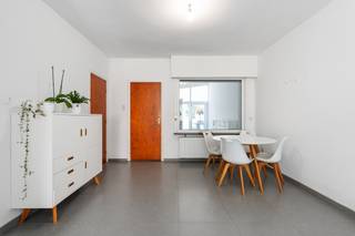[[ DIT PAND NEEMT DEEL AAN DE ERA OPEN HUIZEN DAG OP 13/6 VAN 11:00 TOT 12:00 ]]
<p>Deze volledig gerenoveerde woning (sinds 2019) is ideaal gelegen aan de stadsrand van Sint-Niklaas, vlak bij belangrijke invalswegen. Dankzij de combinatie van ruimte, comfort en een vlotte bereikbaarheid is dit de perfecte gezinswoning.</p>

<p>De woning beschikt over een lichtrijke leefruimte van 36 m², een praktische keuken, drie ruime slaapkamers, een moderne badkamer, een polyvalente ruimte en een wasplaats. Daarnaast biedt de ruime zolder de mogelijkheid om nog twee extra slaapkamers te creëren. De voortuin en private oprit vormen een extra troef en zorgen voor extra comfort.<br /><br />Belangrijkste ruimtes:<br />• Ruime living (36 m²) met veel mogelijkheden voor inrichting<br />• Keuken (8 m²) met ingemaakte kasten, elektrische kookplaat en spoelbak<br />• Slaapkamer 1 (12 m²)<br />• Slaapkamer 2 (30 m²)<br />• Slaapkamer 3 (21 m²)<br />• Badkamer (5 m²) met inloopdouche, toilet en wastafel in meubel<br />• Polyvalente ruimte (11 m²) voor hobby of bureau<br />• Wasplaats (4 m²) met aansluitingen voor wasmachine en droogkast<br />• Terras (5 m²) voor een compacte buitenruimte<br /><br /><strong>De woning beschikt ook over een ruime zolder dat nog omgetoverd kan worden tot 2 extra slaapkamers!</strong><br /><br />Troeven:<br />• Goede locatie nabij stadsrand en invalswegen<br />• 3 ruime slaapkamers<br />• Ruime zolder met uitbreidingsmogelijkheden<br /><br />Neem vandaag nog contact op met je ERA-makelaar voor een bezoek.<br />JOUW DROOMHUIS. ZO GEVONDEN!</p>