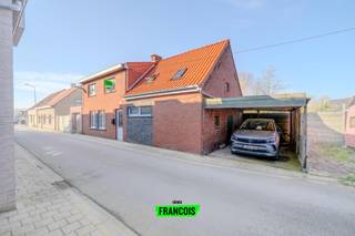 In het hart van de dorpskern van Zarren, een charmante deelgemeente van Kortemark, bevindt zich deze bijzonder gezellige en instapklare...