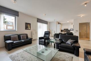 Bent u op zoek naar een ruim en instapklaar appartement op een uitstekende locatie in Aalst? Dan is dit gelijkvloers appartement gelegen te Parklaan beslist een bezoek waard. Gelegen op een belangrijke invalsroute naar het centrum van Aalst en op wandelafstand van het prachtige Osbroekpark, geniet u hier van een vlotte bereikbaarheid en een aangename, groene woonomgeving. Met een bewoonbare oppervlakte van ca. 120 m², twee volwaardige slaapkamers, een ruim terras en beperkte gemeenschappelijke kosten biedt dit appartement alle comfort voor wie zorgeloos wil wonen.<br /><br />Indeling<br /><br />Gelijkvloers:<br />+ Inkomhal<br />+ Ruime en lichtrijke leefruimte<br />+ Open keuken<br />+ Slaapkamer (18 m²)<br />+ Slaapkamer (14 m²)<br />+ Ruime badkamer met ligbad, lavabo en toilet<br />+ Apart toilet<br />+ Praktische berging<br />+ Ruim terras achteraan<br /><br />Kelder:<br />+ Private kelderberging<br /><br />Extra troeven:<br />+ Uitstekende ligging op een invalsroute naar het centrum van Aalst<br />+ Op wandelafstand van het Osbroekpark<br />+ Bewoonbare oppervlakte van ca. 120 m²<br />+ Lift aanwezig in het gebouw<br />+ Beperkte gemeenschappelijke kosten<br />+ Conforme elektrische keuring<br />+ Volledig toegankelijk en aangepast voor rolstoelgebruikers<br />+ Private kelderberging<br />+ Ondergrondse parkeerplaats extra aan te kopen voor € 25.000<br /><br />Watertoets: P-score C – G-score C.<br /><br />Graag een bezoek of meer info? Contacteer Brian Rollier via brian.rollier@albert.immo of via 0472 98 02 27 voor meer info en een afspraak.<br /><br />Bij Albert kom je thuis!
