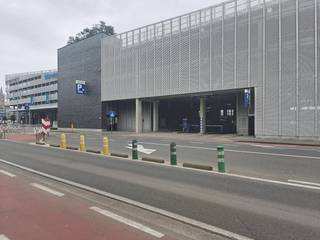 In een modern en goed onderhouden parkingcomplex aan het station van blankenberge bieden wij vier strategisch gelegen staanplaatsen aan. Deze opportuniteit is uitermate geschikt voor wie wil investeren in vastgoed met een onmiddellijk en bewezen rendement in een zone met hoge parkeerdruk.De bereikbaarheid van dit complex is optimaal. Gelegen nabij belangrijke invalswegen en het openbaar vervoer, zijn deze plaatsen zeer gegeerd door zowel pendelaars als omwonenden. Wie deze parkeerplaatsen wil kopen in blankenberge, kiest voor een zorgeloze investering zonder de onderhoudslasten van een traditionele woning.De overdracht van deze staanplaatsen gebeurt onder het stelsel van erfpacht, wat diverse financiële troeven biedt voor de koper:- Lagere investeringskost: Omdat u niet de volle eigendom van de grond koopt, is de instapprijs aanzienlijk lager.- Hoger netto-rendement: Door de lagere aankoopsom ligt het procentuele rendement op uw geïnvesteerd kapitaal vaak hoger.- Lange termijn zekerheid: U geniet van het volledige genotsrecht gedurende de looptijd van de erfpachtovereenkomst.Kortom, een slimme zet voor wie kapitaal veilig wil plaatsen in de regio Blankenberge. Deze verkoop biedt u de kans om eigenaar te worden van schaarse parkeerruimte op een toplocatie. Voor meer informatie over de huuropbrengsten of om deze locaties zelf te bezichtigen, kunt u contact opnemen met ons kantoorBestuursmaatregelen in het maatregelenregister: nee