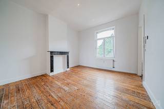 <p><b>Info & bezoeken:</b> nathalie.p@weinvest.be | 02 315 77 22</p>
<p>In een gewilde en gezellige buurt in Jette, heeft We Invest het genoegen dit charmante duplex-appartement van 106 m² op de bovenste verdiepingen van het gebouw aan u voor te stellen.</p>
<p>Het pand is strategisch gelegen, direct aan de De Smet de Naeyerlaan. De buurt biedt een dynamische leefomgeving met een directe nabijheid van openbaar vervoer (tram, bus), scholen en de winkels van het Spiegelplein.</p>
<p>Genesteld aan de top van een karaktervol gebouw, combineert dit duplex-appartement de tweede verdieping met de ingerichte zolderruimte. Het geniet van veel privacy en een unieke charme onder het dak.</p>
<p><b>Uitstekend nieuws: de elektriciteit is conform en het EPC is performant (Klasse D - 209 kWh/m².jaar).</b> Collectief centraal verwarmingssysteem op gas (Vaillant condensatieketel).</p>
<p>Het pand maakt deel uit van een opbrengsteigendom dat door de gemeente erkend is als een 1-slaapkamerappartement op de 2de verdieping. Aangezien de huidige indeling van de zolder en de dakkapellen afwijkt van de gearchiveerde plannen, wordt het appartement verkocht in de huidige feitelijke toestand. De koper is zelf verantwoordelijk voor de stedenbouwkundige regularisatie indien gewenst (dossier en plannen beschikbaar op aanvraag).</p>
<p>Een zeldzame kans voor liefhebbers van grote volumes onder de schuine daken of voor een uitstekende investering in een zeer gevraagde regio.</p>
<p><b>Mis deze kans niet, bel ons voor het plannen van een bezoek! Al onze exclusieve panden zijn beschikbaar op www.weinvest.be.</b></p>