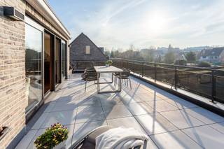 Dit lichtrijke appartement is gelegen op de tweede verdieping van een kleinschalig gebouw aan de Singel in Borsbeek. Een rustige maar uiterst bereikbare locatie, met een vlotte verbinding naar Antwerpen, winkels, scholen en openbaar vervoer binnen handbereik.<br /><br />Binnenin geniet je van een aangename leefruimte met open keuken en grote raampartijen die zorgen voor veel natuurlijk licht. Vanuit de leefruimte heb je directe toegang tot het uitzonderlijk ruime, zuidwestgerichte terras. Een absolute troef waar je tot in de avond van de zon kan genieten.<br /><br />Het appartement beschikt over twee volwaardige slaapkamers en een praktische indeling die zorgt voor een warm en comfortabel woongevoel. Daarnaast is er de mogelijkheid om een gesloten garagebox met automatische poort bij aan te kopen, wat het plaatje compleet maakt.<br /><br />Kortom: een comfortabel en goed gelegen appartement met een groot zonnig terras en alle voorzieningen dichtbij.<br /><br />EPC: 215 kWh/m², P-score: D, G-score: B, Wg-Vg-VGvkr-Gmo.