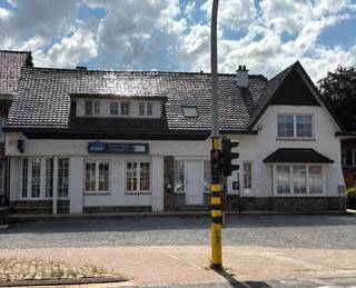 ZEER COMMERCIEEL GELEGEN WONING MET 2 APARTE INGANGEN, EEN RUIMTE VOOR KANTOOR/VRIJ BEROEP 33M², EEN WERKPLAATS 45M², 3 SLAAPKAMERS, DUBBEL GLAS EN CENTRALE VERWARMING, MIDDEN IN HET CENTRUM VAN HEERS AAN HET DRUKSTE KRUISPUNT, OP 4A 47CA