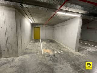 <p><span>Zorgeloos parkeren aan Het Eilandje</span></p><p><span>Op een uitstekende locatie, gelegen in een afgesloten, ondergrondse garage van een recent gebouw vinden we deze parkeerplaats. Via de Leien, de Kaaien of de Waaslandtunnel bent u in een mum van tijd op de belangrijkste invalswegen. Altijd zeker van een plaats, dus geen parkeerstress meer. Ideaal voor omwonenden of iemand die werkt in de buurt.</span></p><p><span> </span></p><p><span>Beschikbaar bij akte.</span></p>