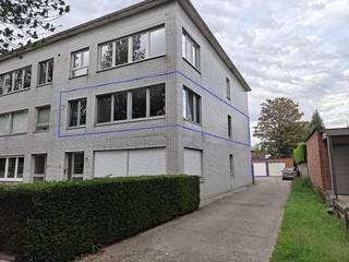 <p>Hoek appartement met veel lichtinval op een 1ste verdieping:</p><p>Appartement blok gelegen in een zone 30 in het gebied de lek. Zeer rustige buurt en vriendelijke buren.<br />Het appartement is voorzien van 3 slaapkamers waarvan 1 met toegang naar het achtergelegen terras. 2 slaapkamers van 14m² en 1 slaapkamer van 6 m².<br />De badkamer en keuken zijn hedendaags en praktisch ingericht.</p><p>Achteraan het gebouw is er een garagebox van 14m² voorzien van elektriciteit. Huidige bekabeling voorzien voor het opladen van een elektrische wagen. Kan aangekocht worden voor €25.000,-</p><p>Het appartement werd de voorbije jaren grondig aangepakt en is op vandaag volledig instapklaar. Zo werden er nieuwe ramen met hoogrendementsglas geplaatst en beschikken de meeste ramen over op maat gemaakt horrenramen.<br />Het appartement is ten vroegste beschikbaar vanaf akte datum.</p><p>Het appartement heeft een EPC- label B en is asbestveilig.<br />De elektriciteit is conform.</p><p>De syndic gebeurt intern. Hierdoor zijn de gemeenschapelijke kosten zeer laag.</p><p>Geschatte huurwaarde +- 1.000,00 per maand.</p>