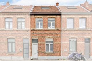 Indeling<br /><br />Gelijkvloerse verdieping:<br />- inkomhal<br />- woon- en eetkamer (26 m²)<br />- deels uitgeruste keuken (16 m²)<br />- badkamer met bad, toilet en lavabomeubel<br />- gezellige stadstuin van ca. 30 m²<br /><br />Eerste verdieping:<br />- nachthal<br />- slaapkamer 1 (16,50 m²)<br />- slaapkamer 2 (9 m²)<br /><br />Tweede verdieping:<br />- slaapkamer 3/ zolderkamer (10 m²)<br /><br />Bijzonderheden:<br />- woning met 3 slaapkamers en een gezellige stadstuin van ca. 30 m²<br />- condensatieketel vernieuwd in 2025<br />- binnenzijde van de aanbouw vernieuwd en geïsoleerd in 2024<br />- elektrische installatie is conform<br />- gunstig gelegen in Hoboken, nabij winkels, scholen en openbaar vervoer, met een vlotte verbinding naar Antwerpen, Wilrijk en de A12; ook het groen van onder meer Park Sorghvliedt en de Hobokense Polder bevindt zich in de omgeving<br /><br />Bent u geïnteresseerd in dit huis te koop in Hoboken? Aarzel dan niet om contact met ons op te nemen via janice.racaj@dewaele.com of op 03 206 76 73.<br />Wenst u uw eigendom ook te koop of te huur te stellen? We helpen u graag verder.<br />Steeds tot uw dienst om u verder te helpen met al uw vragen over vastgoed!<br /><br />Bestuursmaatregelen in het maatregelenregister: nee