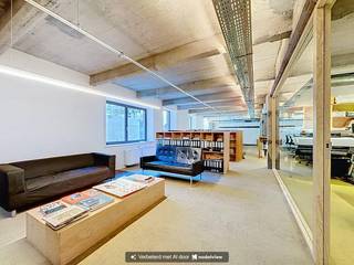 Brussel: Kantoor - Gloednieuwe coworkingruimte gelegen in een dynamische co-living omgeving met andere bedrijven.<br /><br />Het kantoor van ±250m² is  volledig uitgerust en inclusief internet (glasvezel), koffie en water, een wekelijkse schoonmaakdienst, 2 private vergaderruimtes en een persoonlijke locker.<br /><br />Er zijn 10 individuele werkplekken beschikbaar op het gelijkvloers (±125m²) met een private en individuele ingang.<br /><br />De site biedt een fijne community-sfeer met onder meer een volledig uitgeruste gemeenschappelijke keuken (48m²), een gemeenschappelijke tuin, een koffiehoek, een wintertuin (59m²), een fietsenstalling, een lift toegankelijk voor personen met beperkte mobiliteit, toiletten en een douche.<br /><br />Prijs: Een huurprijs van € 2000/maand + € 300 voor alle kosten inbegrepen (Energie, gemeenschappelijke delen, lift en internet)<br /><br />Interesse? Dien uw aanvraag in via www.dewaele.com