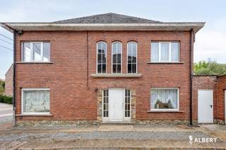 Tussen Haaltert en Denderhoutem, op een gunstige ligging met uitstekende bereikbaarheid, vinden we deze charmante woning met prachtig uitzicht op de achterliggende weides. Winkels, scholen en openbaar vervoer liggen vlakbij, terwijl de autosnelweg op slechts enkele kilometers verwijderd is. De woning vraagt om een renovatie, maar biedt daardoor de ideale kans om ze volledig naar eigen smaak in te richten. Dankzij de betonnen gewelven is ze bovendien een solide basis voor een grondige opfrissing.<br /><br />Indeling<br /><br />Gelijkvloers:<br />+ Inkomhal<br />+ Woonkamer<br />+ Eetkamer<br />+ Keuken<br />+ Veranda<br />+ Terras<br />+ Uitpandige garage<br /><br />Eerste verdieping:<br />+ Slaapkamer (21 m²)<br />+ Slaapkamer (17 m²)<br />+ Badkamer<br /><br />Tweede verdieping:<br />+ Zolder met potentieel voor bijkomende slaapkamers<br /><br />Watertoets: P score A ; G score A.<br />Deze woning is onderhevig aan de renovatieverplichting.<br /><br />Een ideale woning voor wie graag een op te frissen huis zoekt met veel potentieel, een rustige ligging en een open uitzicht op het groen.<br /><br />Contacteer Brian Rollier via brian.rollier@albert.immo of via 0472 98 02 27 voor meer info en een afspraak.<br /><br />Bij Albert kom je thuis!