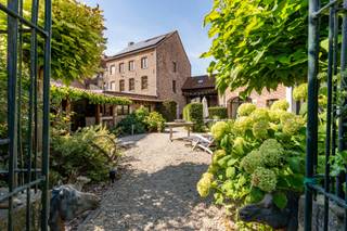 **AUTHENTIEKE WONING IN HET HARTJE VAN HOEGAARDEN MET WELLNESS EN FLEXIBELE RUIMTE**Betreed deze prachtig gerenoveerde woning die karakter en charme...