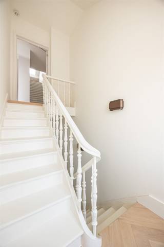 <p><span>Zoekt u een stijlvol appartement waar alles, maar dan ook alles vernieuwd is? <br />Well, this is your lucky day. Op wandelafstand van ons geliefkoosde Marnixplaats in het hart van’t Zuid : De Geuzenstraat 21. Koffies van café Canelé een snelle lunch in de Funk of borrelen op de Marnix, alles doe je hier te voet. Citylife Go!  </span></p><p><span> </span></p><p><span>- Gunstig EPC’s = Future proof </span></p><p><span>- Toplocatie City South </span></p><p><span>- Van A tot Z gerenoveerd </span></p><p><span>- 2 kamers + Bureau</span></p><p><span>- leuk terras </span></p><p><span> </span></p><p><span>De Geuzenstraat 21 is gestript van A tot Z, gerenoveerd. Dat wil zeggen, nieuwe leidingen, nieuwe elektra, nieuw dak, vloeren, badkamer keuken, alles is nieuw. U bent de eerste bewoner van dit stijlvol gerenoveerd appartement. </span></p><p><span>Je komt binnen op de vierde verdieping bovenaan het gebouw. De leefruimte is an sich al een appartement groot. Met een open keuken op visgraatparket en een terras dat de aandacht trekt. Vooraan is er een half geïntegreerde kamer. Zo kan je bureau aan de leefruimte hebben maar toch apart zitten. Te midden het appartement is er toilet. Rechts een trap richting 'den boven' daar vind je plaats voor wasmachine droogkast op de overloop. Een badkamer met inloopdouche, wastafel en toilet. Verder maken nog 2 kamers dit verdieping af. Dit appartement is stijlvol en doordacht afgewerkt, alsof je het net in Sabato hebt ondekt. <br /><br /></span></p><p><span>Benieuwd naar deze parel? Maak snel een afspraak via stad@sinjoor.be of bel 03 283 05 00.</span></p><p><span> </span></p>