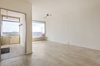 Te renoveren appartement met twee slaapkamers en terras te hartje Hoboken!Het appartement gelegen op de zesde verdieping is als volgt ingedeeld: via...