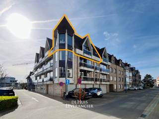 Welkom in dit charmante duplex-appartement op de derde verdieping (bereikbaar met lift) langs de geliefde Zeelaan in Koksijde. Hier woon je op...