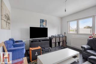 <p>Duplex appartement met 2 slaapkamers en ruim terras.</p>
<p>Op zoek naar een ruim en gezellig appartement op een centrale locatie? Dit lichtrijke duplexappartement met 2 slaapkamers en een ruim terras (+/-30m²) is gelegen in het centrum van Broechem.</p>
<p>De duplex combineert een aangename leefruimte met een praktische keuken en biedt dankzij het ruime terras een heerlijke plek om te genieten van het buitenleven. De centrale ligging zorgt ervoor dat winkels, horeca, openbaar vervoer en andere voorzieningen vlot bereikbaar zijn.</p>
<p>De duplex is gelegen in de kleinschalig gebouw met slechts 2 appartementen. Geen gemeenschappelijke kosten en een stabiele huurgeschiedens betekenen dat dit pand eveneens een mooie investeringsopportuniteit is.</p>
<p><strong>Troeven:</strong></p>
<ul>
<li>Duplexappartement met 2 slaapkamers;</li>
<li>Ruim en aangenaam terras;</li>
<li>Centrale ligging in het centrum van Broechem;</li>
<li>Lichtrijke leefruimte;</li>
<li>Ideaal voor koppels, gezinnen of als investering;</li>
</ul>
Voor meer informatie of een afspraak ter plaatse kan u steeds contact opnemen met<span> </span>philippe@hemeldonckvastgoed.be<span> </span>of 014/89.66.26.