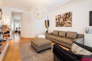 <p><span>Stijlvol gerenoveerd appartement met Zuidgerichte tuin!</span></p><p><span>In dit karaktervolle Art Deco-gebouw bieden wij u dit stijlvol gerenoveerde gelijkvloersappartement met een ruime, Zuidgerichte tuin (80m²) aan. Bij het appartement hoort een hobbykelder van +/-50m²!</span></p><p><span>Het appartement werd volledig gerenoveerd met bijzonder veel aandacht voor het behoud van de authentieke elementen. De originele details werden harmonieus gecombineerd met hedendaags comfort, waardoor een bijzonder evenwicht ontstaat tussen karakter, elegantie en modern wooncomfort. De authentieke elementen geven het appartement een uitgesproken allure en cachet.</span></p><p><span>Het appartement omvat een inkomhal met afzonderlijk toilet, een volledig ingerichte keuken met kookeiland en aansluitend een praktische berging met aansluitingen voor wasmachine en droogkast. De leefruimte is voorzien van een mooie parketvloer en biedt rechtstreeks toegang tot de tuin. Ook vanuit de keuken is de tuin toegankelijk.</span></p><p><span>De slaapkamer beschikt over ingemaakte kasten en sluit aan op de 'ensuite' badkamer, ingericht met een ligbad, toilet en badkamermeubel. Ruimte van het toilet kan plaatsmaken voor een inloopdouche.</span></p><p><span>De ruime tuin vormt een bijzonder aangename troef van deze woning en is uitgerust met een tuinberging en ingebouwde verlichting. Een zonneluifel zorgt bovendien voor extra comfort op zonnige dagen.</span></p><p><span>Bij het appartement horen een ruime hobbykelder van circa 50 m² en een afzonderlijke bergkelder. De woning beschikt daarnaast over een alarminstallatie, parketvloeren, ingemaakte kasten en een zonneluifel.</span></p><p><span>Een bijkomend voordeel is dat het appartement beschikt over eigen meters voor gas, water en elektriciteit en niet deelneemt in de kosten van de lift.</span></p><p><span>Een unieke combinatie van authentieke Art Deco-charme, hedendaags wooncomfort, ruimte en een heerlijke Zuidgerichte tuin.</span></p>