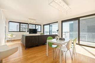 Te koop: stijlvol appartement in het centrum van Temse, met prachtig scheldezicht en op wandelafstand van openbaar vervoer en het treinstation.Dit...