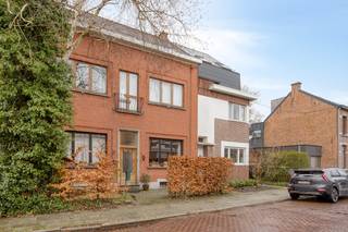 Disposition :Rez-de-chaussée :Premier étage :Deuxième étage :Troisième étage :Avantages :- Maison très spacieuse- 6 chambres + possibilité de...