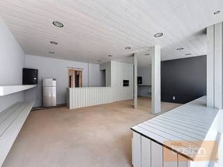 Ben je op zoek naar een pand met tal van mogelijkheden én een toplocatie? Gelegen in het centrum van Zwevegem vind je dit ruime handelspand...