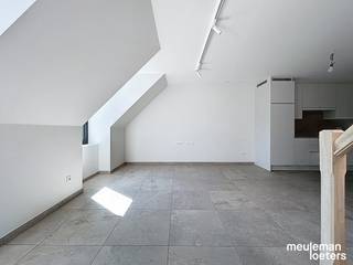 Dit lichtrijk duplex appartement bevindt zich op verdieping 2 van deze nieuwbouwresidentie.<br /><br />Dankzij het gebruik van de nieuwste technieken zal dit appartement genieten van een zéér energiezuinig karakter.<br /><br />De inkom werd uitgerust met een volledige kastenwand, vervolgens zijn een apart toilet met wastafel en ruime badkamer met ligbad, douche en wastafel toegankelijk.<br /><br />In de leefruimte is er plaats voor een eet- en zithoek en een open keuken (met microgolfoven, warme luchtoven, keramische kookplaat, dampkap, dubbele spoelbak, vaatwasmachine en koelkast).<br /><br />Op de verdieping van de leefruimte is nog één slaapkamer gelegen en twee slaapkamers op verdieping 3, toegankelijk via een vaste trap.<br /><br />Vervolgens is nog een apart toilet met lavabo op verdieping drie aanwezig.<br /><br />Tenslotte, beschikt het appartement over een ruime garage met automatische garagepoort en ruime zolder en ruime privatieve kelderberging.<br /><br />EPC in opmaak <br />Meer info op kantoor.