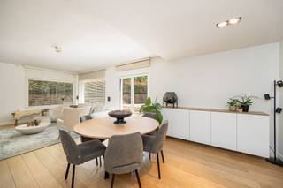 <p>Op een uitstekende locatie, aan de ingang van het prachtige Picardiëbos en op wandelafstand van het centrum, bevindt zich deze instapklare vrijstaande charmewoning. Hier geniet u van een groene en rustige omgeving zonder in te boeten aan een centrale ligging.</p>
<p>Via de inkomhal met gastentoilet betreedt u de lichtrijke leefruimte van ca. 40 m², afgewerkt met een parketvloer en een gezellige open haard. Aansluitend bevindt zich de halfopen, volledig ingerichte keuken, die dankzij haar praktische indeling naadloos aansluit op de leefruimte. De naastgelegen bijkeuken zorgt voor extra bergruimte en gebruiksgemak.</p>
<p>Op het gelijkvloers bevindt zich bovendien een multifunctionele ruimte van ca. 16 m² op parket. Dankzij de aparte inkomdeur en het eigen toilet is deze ruimte ideaal als praktijk, kantoor of vrij beroep, maar ze kan evengoed dienst doen als hobbyruimte of derde slaapkamer.</p>
<p>De eerste verdieping omvat een nachthal die toegang geeft tot twee volwaardige slaapkamers, beide voorzien van ingebouwde dressingkasten. De hoofdslaapkamer van ca. 16 m² beschikt over een ruime dressingwand. De stijlvolle badkamer is uitgerust met een ligbad, een dubbel lavabomeubel en een handdoekdroger. Daarnaast is er een tweede badkamer met douche, wat het wooncomfort aanzienlijk verhoogt.</p>
<p>De fraai aangelegde, zonnige tuin biedt maximale privacy en vormt een heerlijke plek om in alle rust te ontspannen.</p>
<p>BIJZONDERHEDEN<br />De vermelde “bewoonbare oppervlakte” is gebaseerd op de “bruikbare vloeroppervlakte” zoals vermeld in het EPC.</p>
<p>POSITIEVE PUNTEN<br />Instapklare, vrijstaande charmewoning<br />Gelegen aan de ingang van het Picardiëbos<br />Op wandelafstand van het centrum<br />Praktijk-, bureau- of hobbyruimte met aparte inkom en toilet.</p>