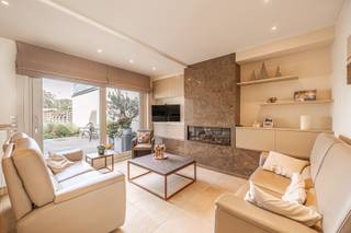 Schrijf je in voor het bezoekmoment op zaterdag 3/10 via onze website:<br />https://benjaminverkoopt.be/panden/instapklare_woning_met_4_slaapkamers-tuin_en_dubbele_garage_met_uitweg_achteraan_in_wevelgem/<br />- Instapklare woning op een topligging in Wevelgem:<br />Menenstraat 94<br />- Lichtrijke leefruimte met zithoek en eetplaats<br />- Uitgeruste keuken met extra eetplaats<br />- Handige berging/wasruimte/bijkeuken<br />- 1 gelijkvloerse slaapkamer<br />- 3 slaapkamers op de eerste verdieping<br />- 2 badkamers en 3 toiletten<br />- Zolder en kelder<br />- Dubbele garage achteraan + 3 parkeerplaatsen bij het huis<br />- Tuin met terrassen en bijgebouw, met uitweg <br />- EPC: 238 kWh/m²/jaar, label C (UC: 3960596)<br />- Conforme elektriciteit<br />- 14 zonnepanelen met certificaten tot 2031<br />- 2 aangesloten regenwaterputten van elk 7.500 liter<br />- Asbestveilig<br />- Richtprijs: € 399.000
