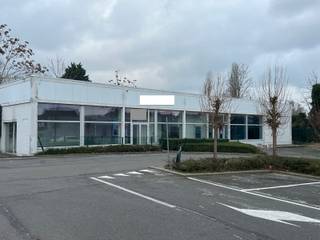 <strong>Rez commercial à louer. (2 x 105 m2 = 210 m2)</strong><br />Centre commercial Jemappes. <br />Enseignes: AUTO 5, Mega Home Market, Dreamland, Dreambaby, MIDAS, Sports Direct.<br />Parking commun.<br />Frais communs + PI à charge du preneur. (508 € / mois)<br />Disponible apd novembre 2026.<br />Contact: tel. 0476/76.40.47.
