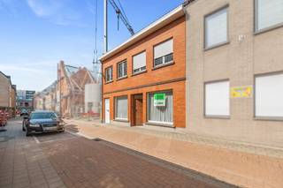 Ontdek deze ruime 4-slaapkamer woning met tal van praktische ruimte en lichtinval in het hart van Ruddervoorde. Omgeven door oude sites van waardevolle dorpsgezichten, is nog heel wat karakter in deze woonst terug te vinden. Van de sierlijke glaspartijen tot de oude winkel vooraan in de woonst, dit pand heeft een rijke geschiedenis.<br /><br />Mits een renovatie is er van dit pand een moderne woning te maken waar ruimte is voor voldoende slaapkamers, extra ruimtes op zolder en vooral een open leefruimte met connectie naar de tuin. De koterij achteraan de woning kan dienen voor opslag of werkruimtes. Of verwijder deze verharding om plaats te maken voor een volwaardige en zonnige tuin.<br /><br />De woning begeeft zich midden in de dorpskern van Ruddervoorde. Hierdoor zijn vrijwel alle voorzieningen op wandelafstand te bereiken. Van winkels tot scholen, sportcentra tot openbaar vervoer, al wat je kan nodig hebben. Zie jij je al helemaal thuiskomen in deze gezellige gemeente? Maak dan snel een afspraak voor een bezoek!<br /><br />Denk je eraan om je woning in Oostkamp te verkopen? Neem vrijblijvend contact op met Eva van Immo Francois in Oostkamp voor een gratis schatting via eva@immofrancois.be of 0471 96 08 57.<br /><br />