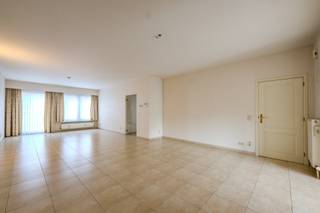 Wees welkom in de Boomlaarstraat 4 in Lier; een groot, volledig instapklaar en uiterst verzorgd gelijkvloers appartement met 2 slaapkamers.<br />Dit mooie en lichtrijke gelijkvloerse appartement heeft een privatieve tuin, een gesloten garagebox en is goed gelegen nabij het centrum en aan het station.<br /><br />INDELING: <br />Bij het betreden van het appartement passeren we het toilet in de ruime en frisse inkomhal.<br />Vervolgens gaan we naar de zeer ruime, open woonkamer. Aansluitend is er een grote keuken die uitgerust is met kookplaat, dampkap, vaatwas, ijskast, frigo en oven. Vanuit de keuken heb je toegang tot het terras en de tuin.<br />Het appartement beschikt over 2 volwaardige slaapkamers.<br />De badkamer heeft een ligbad, een dubbel lavabomeubel en een toilet.<br /><br />De verzorgde privatieve tuin beschikt over een terras dat deels open en deels overdekt is. Grenzend aan het terras is er een praktische tuinberging.<br />De afgesloten garagebox is rechtstreeks vanuit de tuin te bereiken. Deze box dient mee aangekocht te worden en wordt aangeboden aan 30.000€.<br /><br />De ondergrondse privatieve kelderberging is inclusief.<br /><br />BIJZONDERHEDEN:<br />- EPC B<br />- Elektriciteit is conform<br />- Asbestveilig<br />- Privétuin met rechtstreekse toegang naar garage<br />- Privatieve tuinberging<br />- Ondergrondse kelderberging