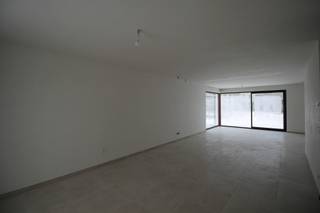 <strong>INDELING</strong><br /><strong>GELIJKVLOERS</strong><br />Inkomhal met ingemaakte kast, toiletruimte met handenwasser, woonkamer met open keuken en trap naar de bovenverdieping.<br />Keuken met keukeneiland voorzien van volgende toestellen: inductiekookplaat, afzuigkap, combi-oven, koelkast en vaatwasmachine, aansluitende berging voorzien van uitgietbak, warmtepomp, regenwaterpomp en aansluiting voor wasmachine en droogkast.<br /><br /><strong>1STE VERDIEPING</strong><br />Overloop, toiletruimte met handenwasser.<br />Badkamer voorzien van douche, ligbad en dubbel badkamermeubel, 4 slaapkamers.<br /><br /><strong>BUITEN</strong><br />Voortuin. Oprit/autostaanplaats naar carport (met voorziening tot het plaatsen van laadpunt voor elektrische wagen).<br />Tuin met terras en tuinberging.<br /><br /><em>De woning wordt volledig opgeschilderd en wordt voorzien van verlichting (m.u.v. woonkamer).</em><br /><em>Foto's van keuken en badkamer zijn van soortgelijke woningen.</em>